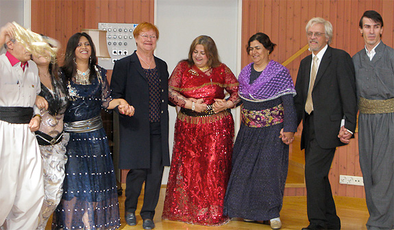 Den kurdiska dansgruppen drog med sig både president Halonen och doktor Arajärvi i dansens virvlar. Copyright © Republikens presidents kansli
